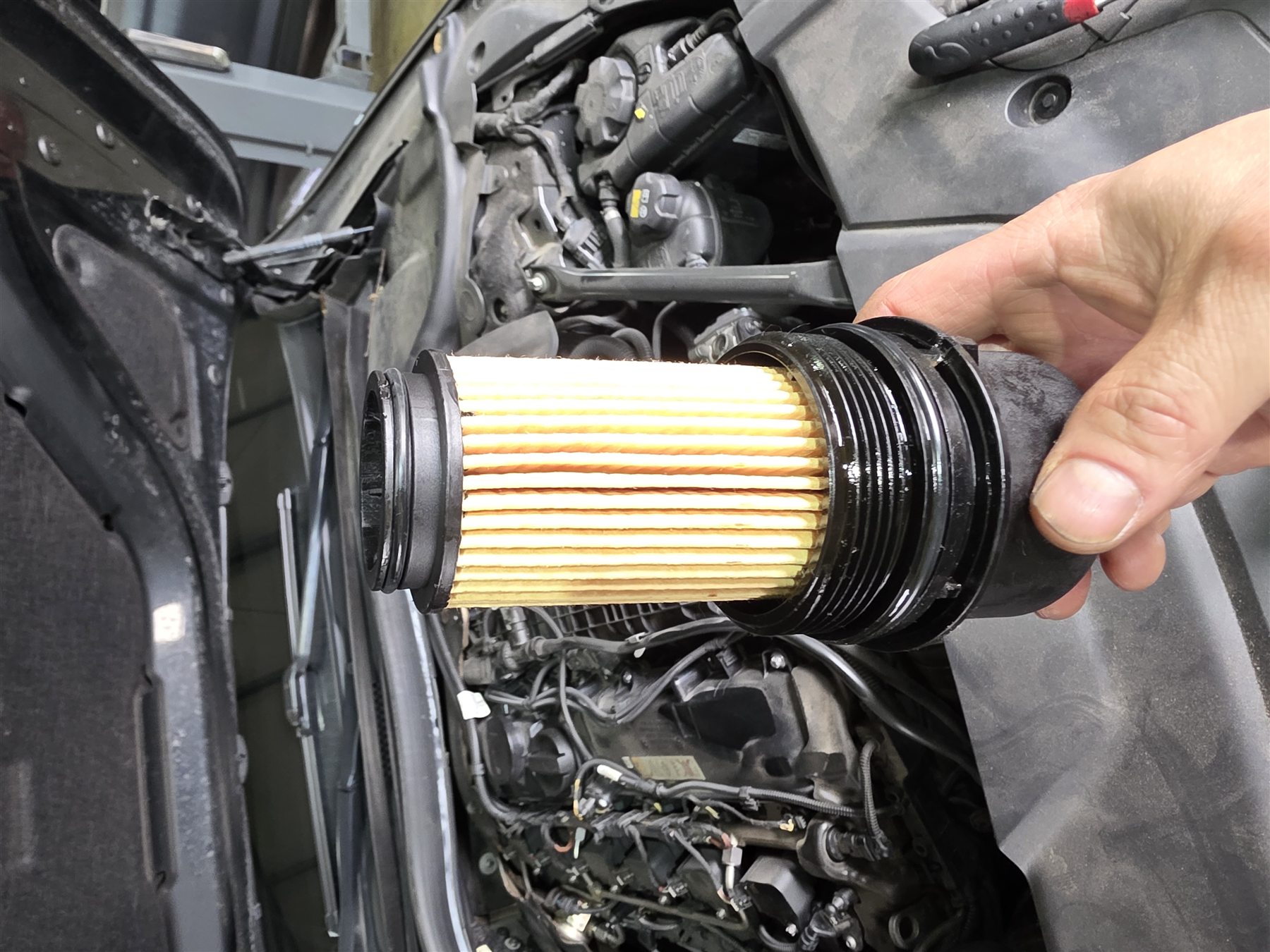 BMW G12 740Li에서 분리한 기존 엔진오일 필터